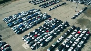 Araba satıcısının otoparkında yeni arabalar. Hava görüntüsü.