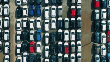 Otoparkta yeni arabalar var. Hava görünümü.