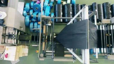 Polietilen üreten bir taşıyıcı makinenin üst görünümü