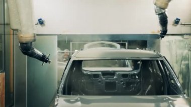 Robotlar araba montaj hattında bir araç cesedi boyuyor