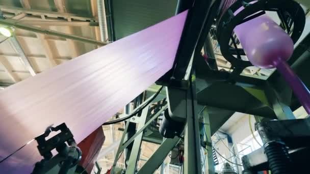 Konveyor pabrik polietilena. Polyethylene foil akan melalui mesin pabrik — Stok Video