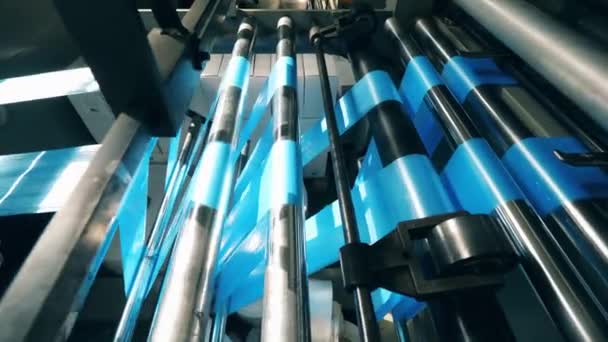 Rullende transportbånd med blå polyethylen spinding gennem det – Stock-video