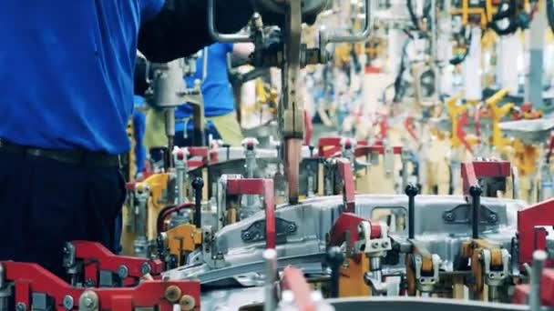 Trabajador de fábrica de automóviles soldando una pieza de carrocería — Vídeos de Stock