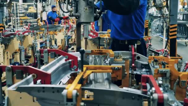 Lavoratore di auto saldatura di un pezzo di auto in una fabbrica di produzione di auto — Video Stock