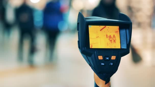 Lugar público com uma temperatura de varredura de câmera infravermelha — Vídeo de Stock