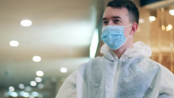 Urządzenie termowizyjne w rękach pracownika medycznego — Wideo stockowe
