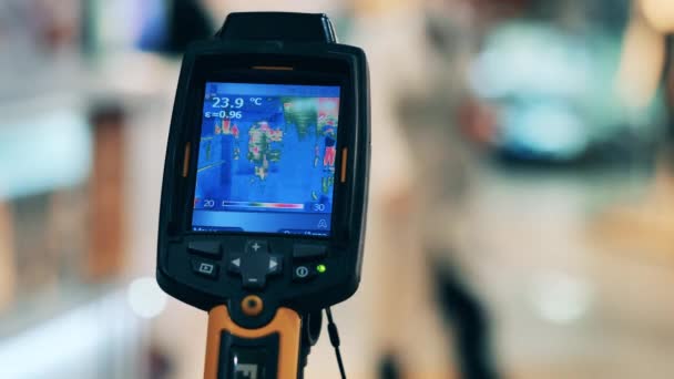La temperatura en un lugar público está siendo escaneada con una cámara infrarroja — Vídeo de stock