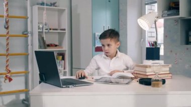 Öğrenci evde aletlerini kullanarak internetten öğreniyor.