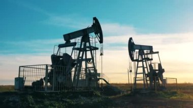 Metal pompalar petrol çıkarma alanında çalışıyor.