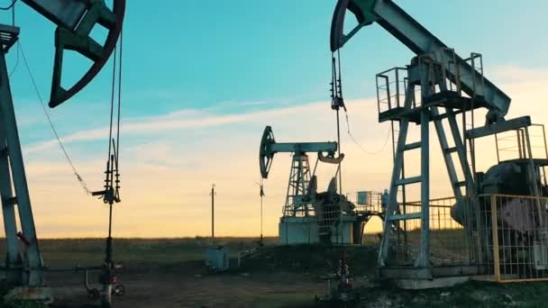 Oljepumpningsplats med pumpkranar och manliga arbetare. Råolja, gas, oljepriskoncept. — Stockvideo