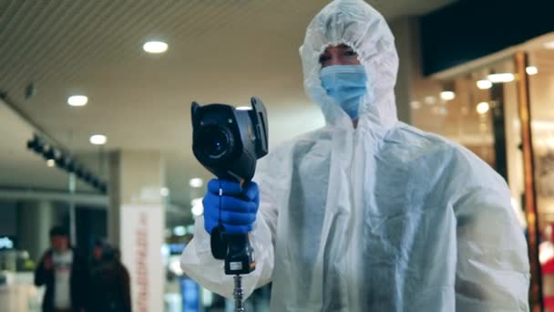 Detecção de temperatura corporal, prevenção de covid-19, conceito de coronavírus. Médico especialista está segurando um dispositivo termográfico — Vídeo de Stock