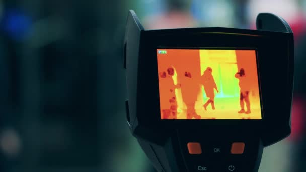 Funktionierendes thermographisches Gerät in einem öffentlichen Bereich installiert — Stockvideo