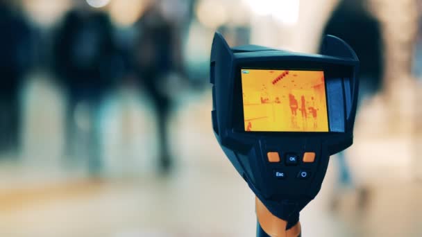El lugar público está siendo escaneado con una cámara térmica — Vídeo de stock