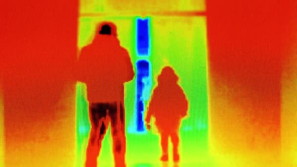 Detecção de temperatura corporal, prevenção de covid-19, conceito de coronavírus. Imagem térmica de pessoas caminhando em um lugar público — Vídeo de Stock