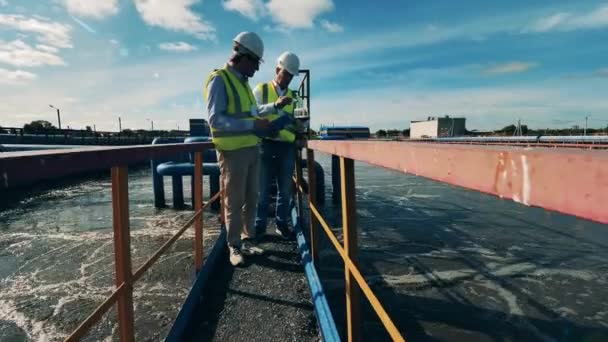 Inżynierowie sprawdzają sondy ze ścieków. — Wideo stockowe