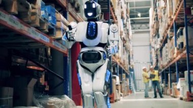 Mal envanterini yöneten depo robotuna yakın çekim