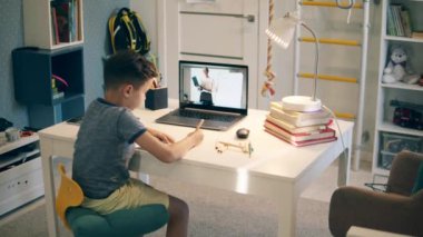 İnternetten bir bayan öğretmenin küçük bir çocuğa verdiği ders.