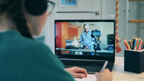 Laptop display tijdens online robotica les gegeven aan een meisje — Stockvideo