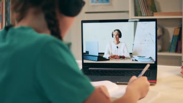 一个女孩在网上学习时，跟在一位女教师后面做笔记 — 图库视频影像