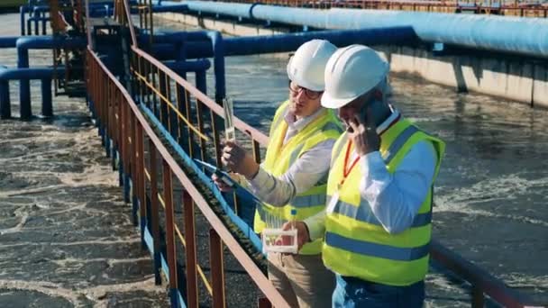 Concept de traitement des eaux usées. Les ingénieurs discutent d'une sonde des eaux usées — Video