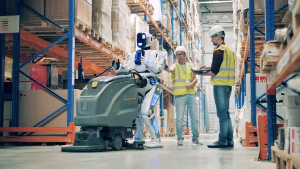 Due operai ricominciano fermato magazzino robot con aspirapolvere — Video Stock