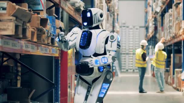 Gros plan du robot entrepôt faisant l'inventaire des marchandises — Video