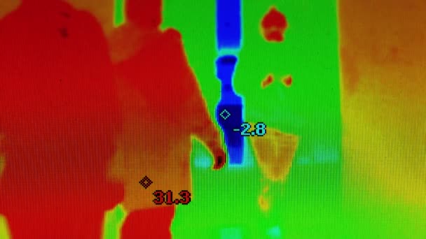 Personas en la radiación infrarroja con indicadores de temperatura. Detección de temperatura corporal, prevención de covid-19, concepto coronavirus. — Vídeos de Stock