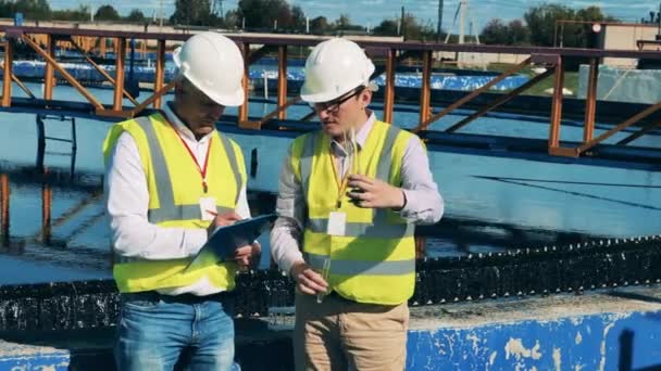 Les travailleurs des installations d'assainissement inspectent une sonde — Video