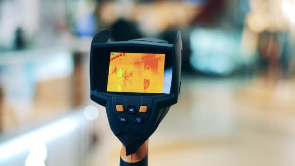 Kamera termograficzna mierzy temperaturę przechodniów — Wideo stockowe