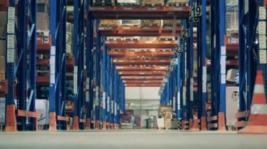 Depo çalışanı robot görevlerini kontrol ediyor