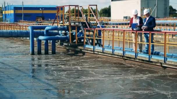 Los ingenieros están viendo el proceso de tratamiento de aguas residuales. Concepto de tratamiento de aguas residuales. — Vídeo de stock