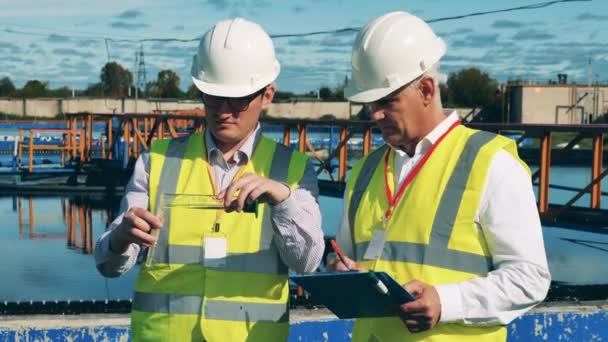 Inspectores masculinos están analizando una muestra de aguas residuales — Vídeo de stock