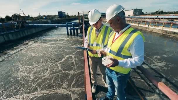 Concept de traitement des eaux usées. Les inspecteurs analysent les sondes d'eaux usées — Video