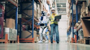 Depo çalışanı robot ses komutları veriyor
