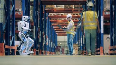 Depocu, robot araba çekme operasyonunu kontrol ediyor.
