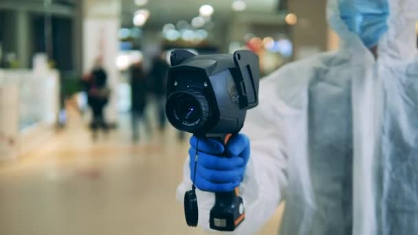 Fotocamera termografica nelle mani di un operatore medico — Video Stock