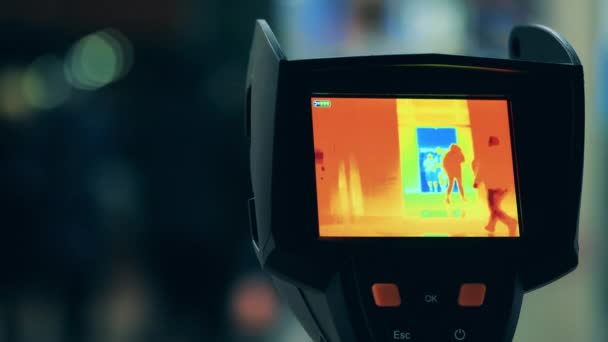Ekran kamery termowizyjnej podczas skanowania przechodniów — Wideo stockowe