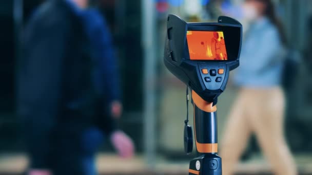 Wärmebildkamera an öffentlichem Platz installiert — Stockvideo