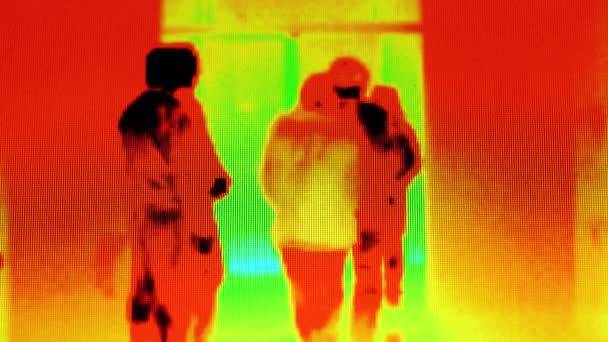 Los transeúntes se muestran a través de la radiación infrarroja — Vídeo de stock