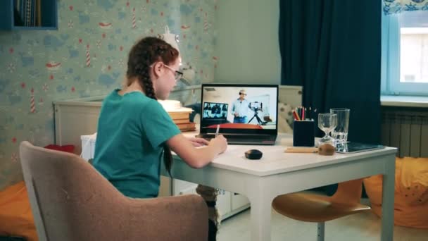 Una ragazza sta studiando online da casa durante la quarantena — Video Stock