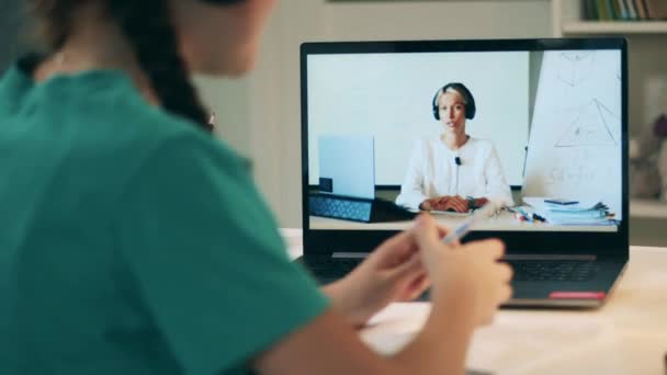 Laptop display tijdens online les gegeven aan een meisje door een dame — Stockvideo