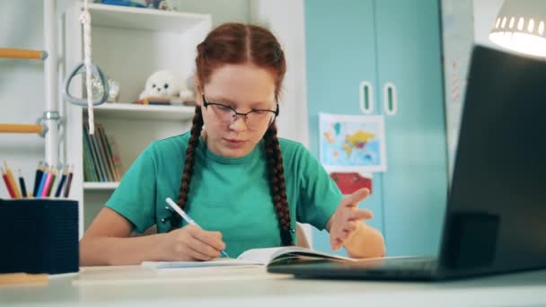 Tiener meisje studeert van huis via het internet — Stockvideo