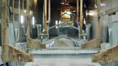 Çinko çözeltisi olan bir fabrika ünitesi ve içine daldırılan bir araba cesedi.
