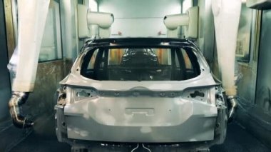 Araba leşine fabrikada çinko püskürtülüyor.