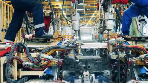 工場労働者は自動車の金属要素を溶接している — ストック動画
