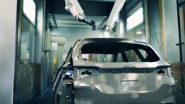 Mechanische machines zijn galvaniseren van een auto karkas — Stockvideo