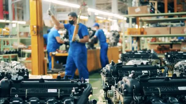 Automobile factory unit with working mechanics and engines — Stock Video