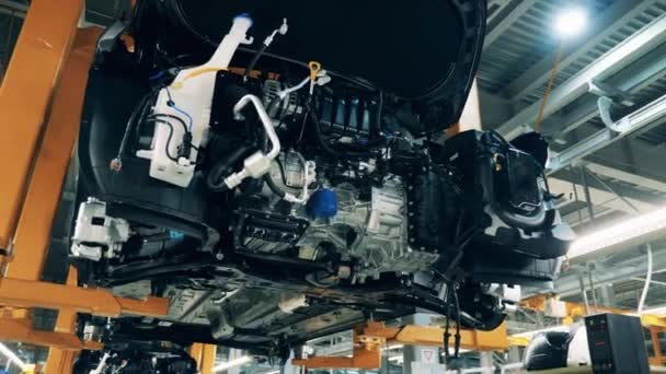 Innermontering av en bilkaross filmad underifrån — Stockvideo