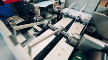 Tıbbi maske üretim fabrikasında yüz maskesi sıralama makinesi