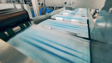 Yüz maskeleri bir taşıyıcıya yerleştiriliyor